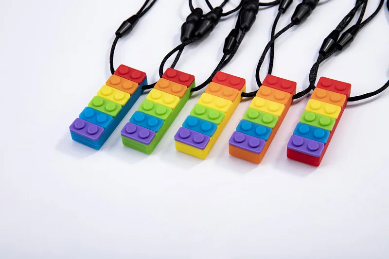 Collier à mâcher sensoriel pour garçons et filles (lot de 4), pendentifs en  cristal de silicone pour enfants autistes TDAH - Jouets à mâcher oraux pour  aides motrices sensorielles 