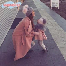 2 шт./компл. для малыша и мамы; трикотажные Шапки с искусственным меховым помпоном, головные уборы, Семейные комплекты Шапки в форме ручки с двумя шарами енота зимние теплые детские вязаные шапки семейная одежда