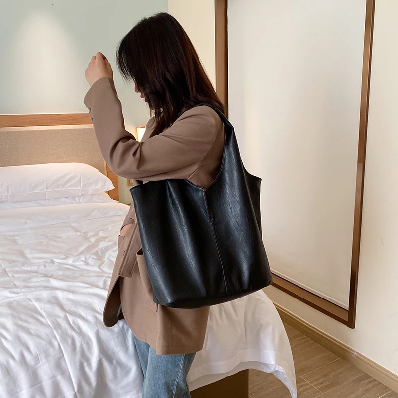 

Wild female bag 2019 retro new double-sided contrast color washed leather soft tote casual handbag female
