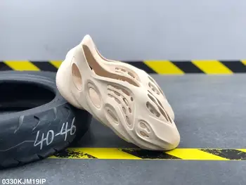 

Hot Summer Holes Sandals Yeez Shoes Man Design EVA Light Beach Sandals Outside Wading Shoes Man Zapatos De Mujur Flats