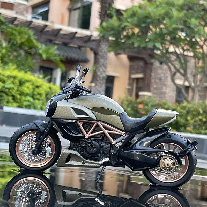 Modellino Ducati Street Fighter V4 Super naked - Maisto 1:18 Die cast