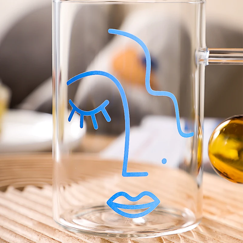 كوب بتصميم غريب وجميل بمقبض كروي