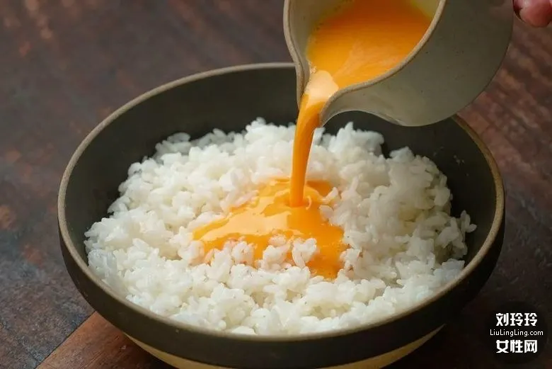 耳光炒飯的做法3