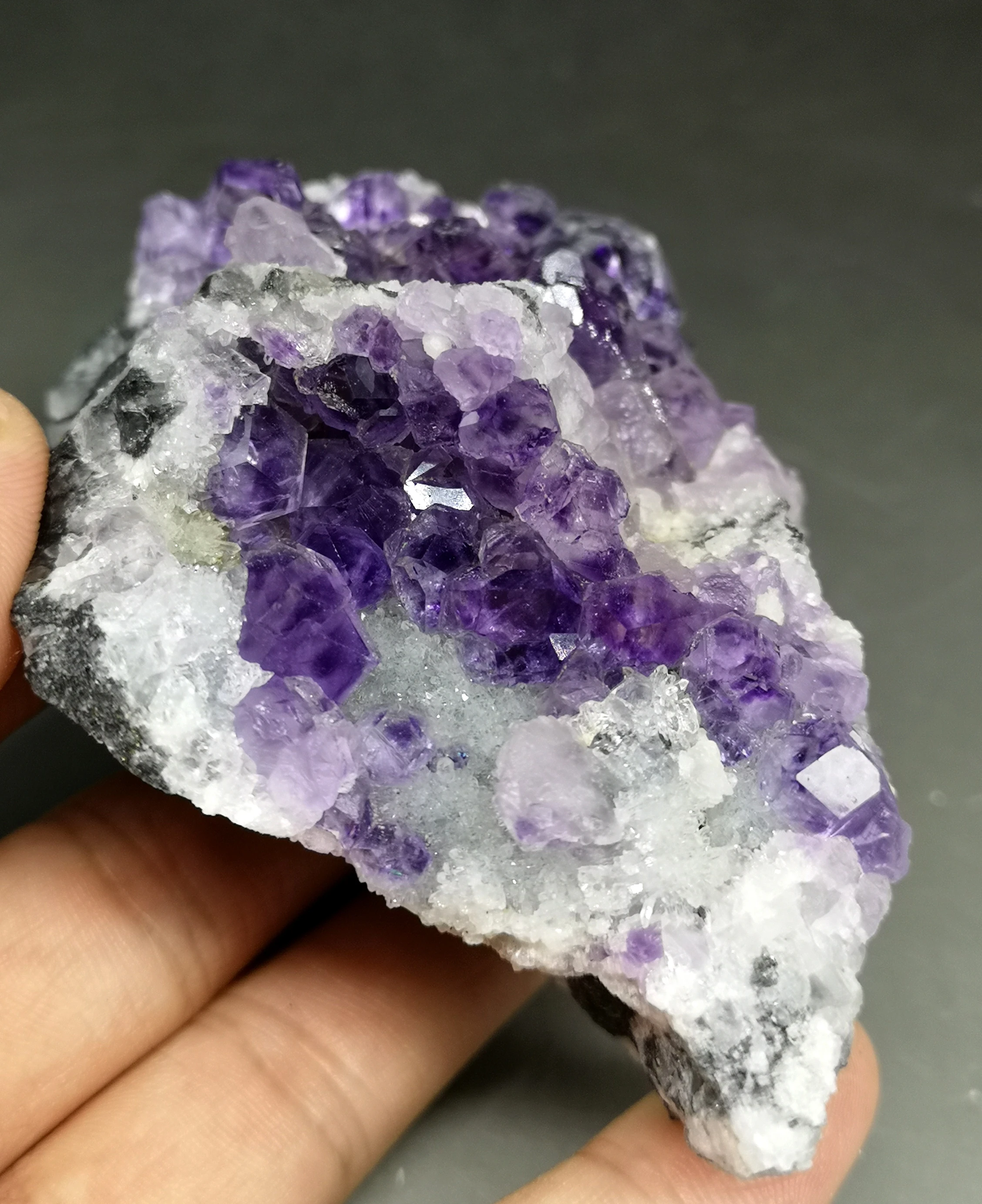 

New varieties! 222g Natural Polyhedral purple fluorite cluster mineral crystal specimens Stones and crystals Healing crystal