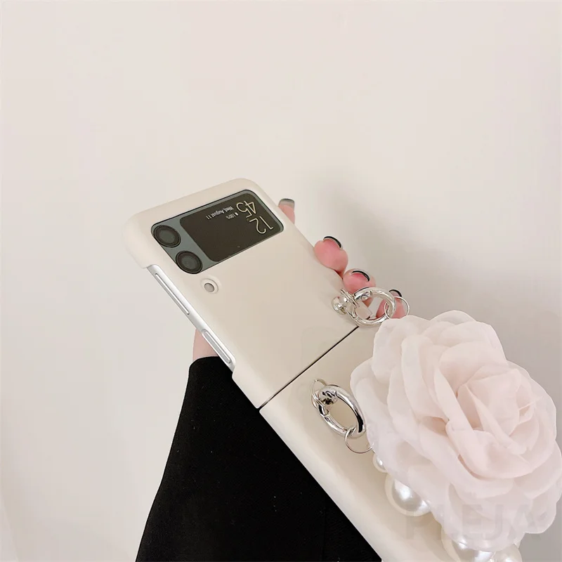 Cute Flower Holder Phone Case For Samsung Galaxy Z Flip 3 Funda Pearl Bracelet Hard Cover Stand For ZFlip3 Flip3 5G Shell Chain samsung flip3 case