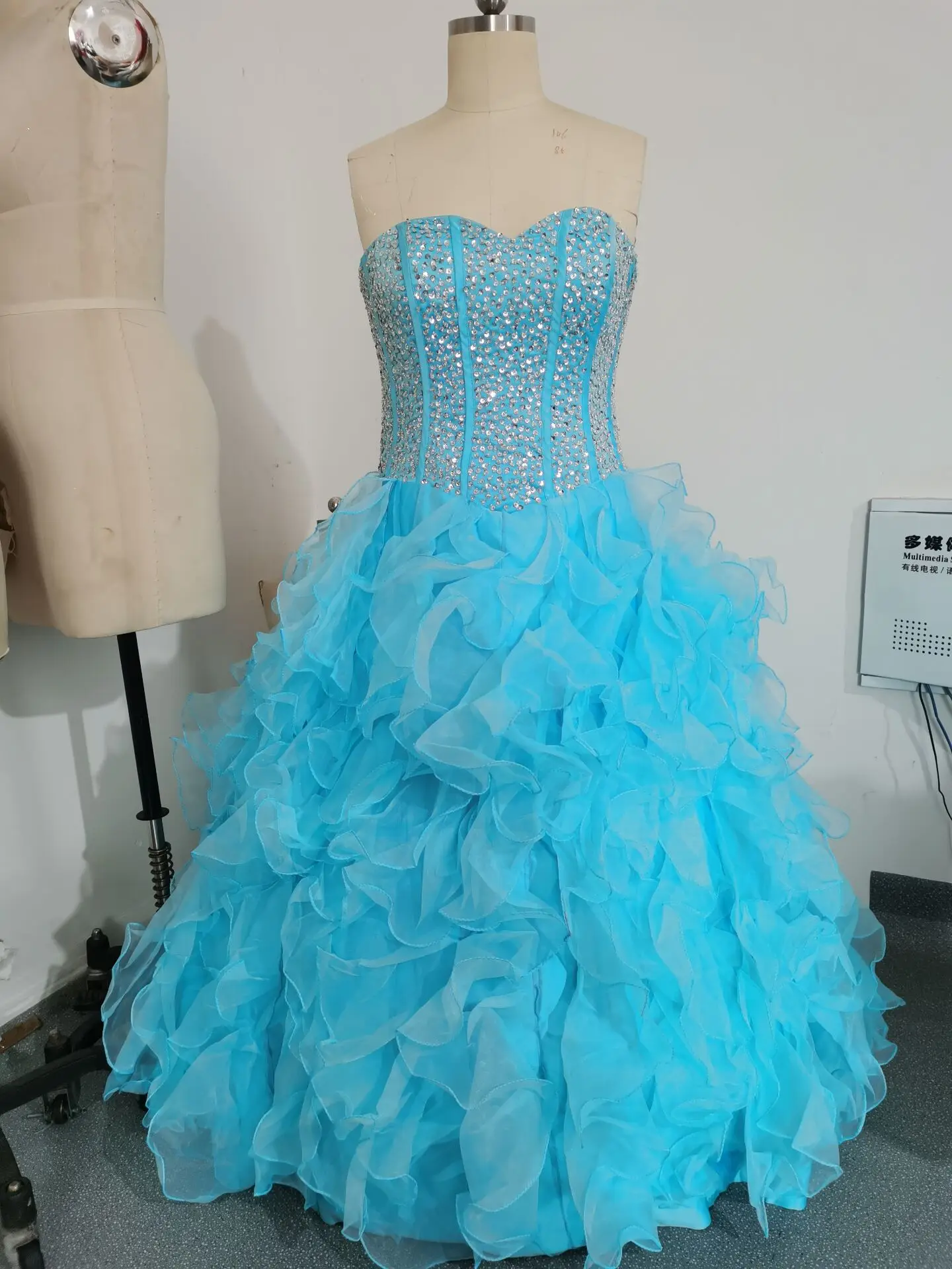 Бальное платье расшитое бисером с оборками 16 шт.|Платья на пятнадцатилетие| |