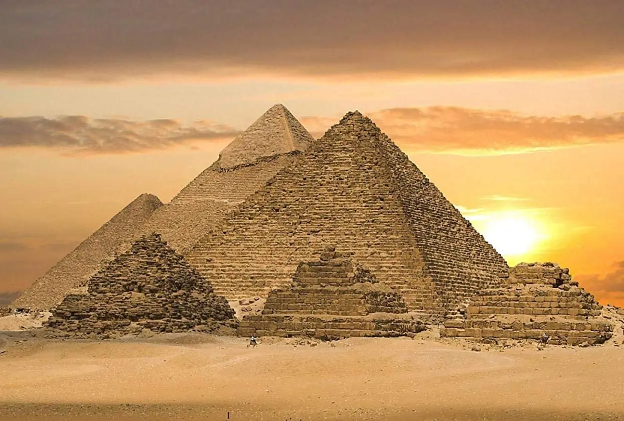 Пирамида в пустыне сумеру. Песок пирамиды. Пирамиды в гизе. Песчаный пляж пирамидки из песка. Великая пирамида хеопса в гизе.