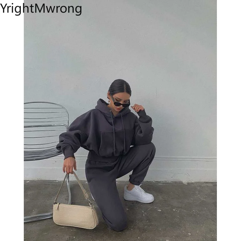 Зимний теплый спортивный костюм из двух предметов свитшот с карманами и