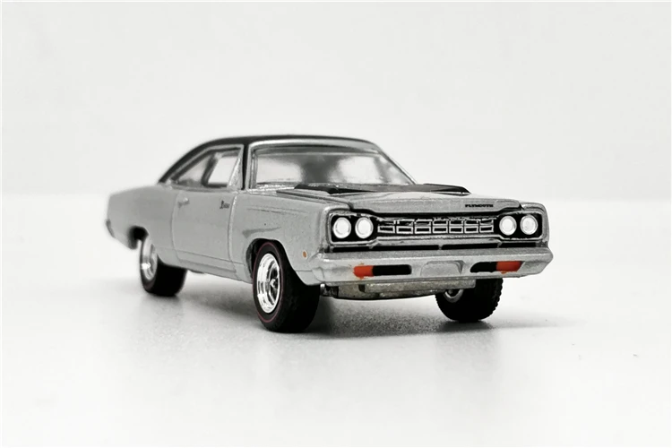 Зеленый свет 1: 64 Plymouth Road Runner HEMI 1968 полированный серебряный без коробки