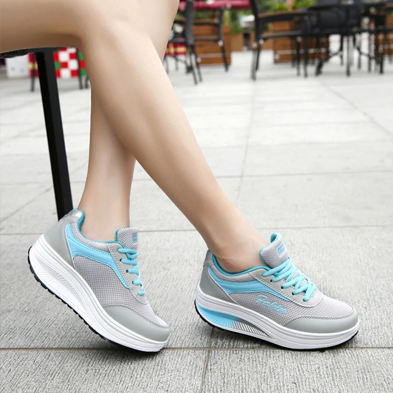 Новинка 2019 года парусиновая обувь на танкетке женская Вулканизированная