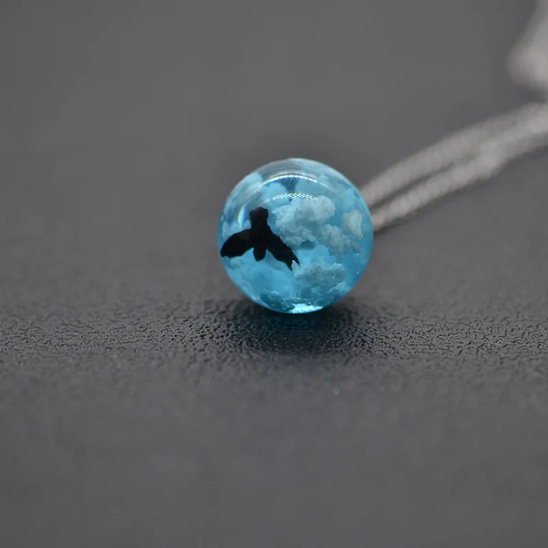 Noctilucous стиль голубое небо белое облако черная птица прозрачный шар смолы кулон ювелирные изделия ручной работы дамы ожерелье XL41