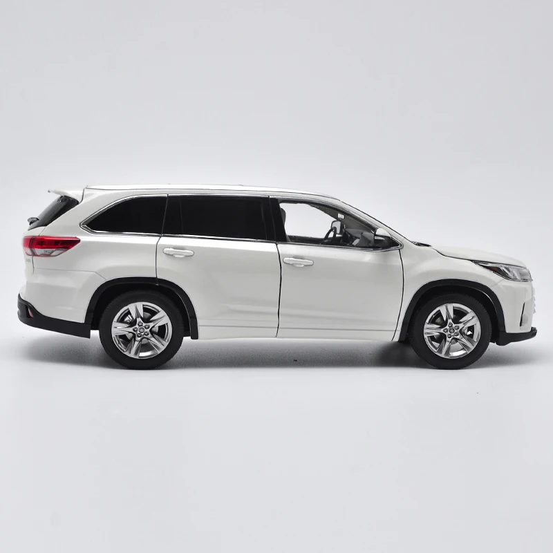 Изысканный подарок 1:18 Toyota 2018 новая модель из сплава Highlander литого металла