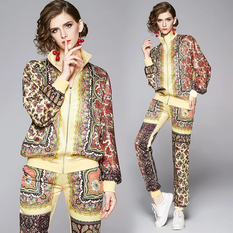 Женский брючный костюм из двух предметов модельный с геометрическим узором