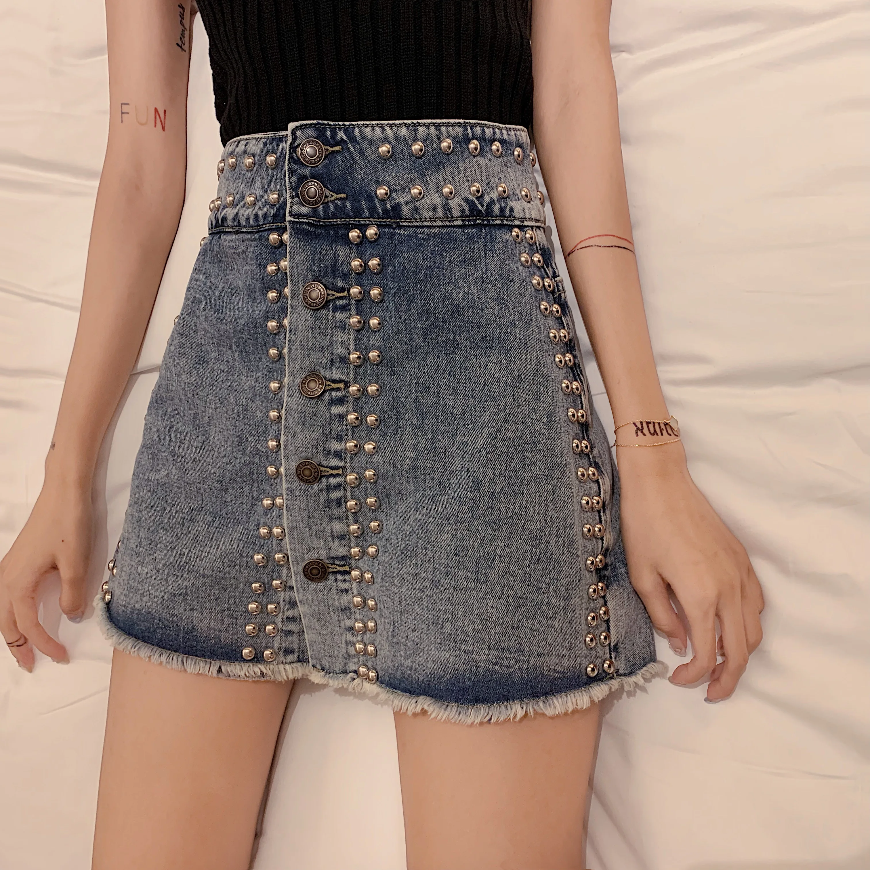Гонконгская джинсовая юбка с заклепками, пряжкой и высокой талией, студенческие горячие брюки
