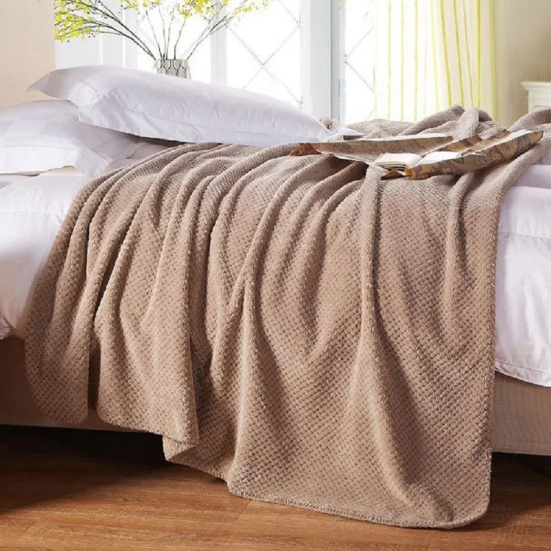 

Pure color mesh blanket pineapple grid coral fleece blanket knee blanket small blanket Beibei fleece pet blanket wholesale