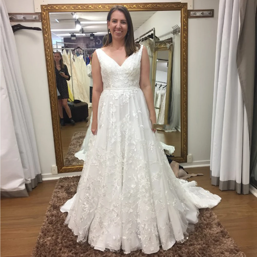 

Charming V Neck Wedding Dresses Appliques A Line Sleeveless Bridal Gowns Lace Long Backless Customize Wedding Dress