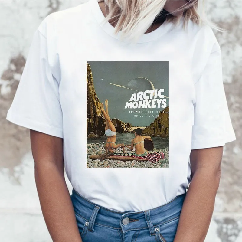 Женская белая футболка с коротким рукавом Arctic Monkeys круглым вырезом и буквенным