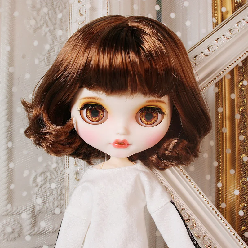 Кессіді – Premium Custom Neo Лялька Блайт з каштанове волоссям, білою шкірою та матовим усміхненим обличчям 3