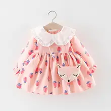 Платья для маленьких девочек с оборками и воротником-куклой; платья с принтом клубники; повседневная одежда с сумкой; модное осеннее милое платье; цвет розовый