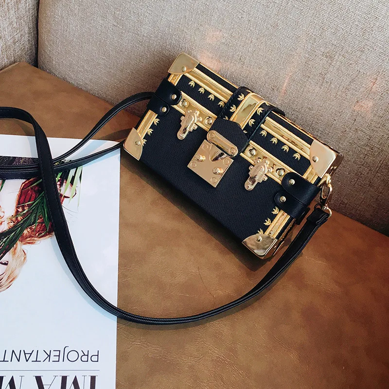 

2019 new three-dimensional box pig nose lock gold inlaid single shoulder oblique span women's bag
