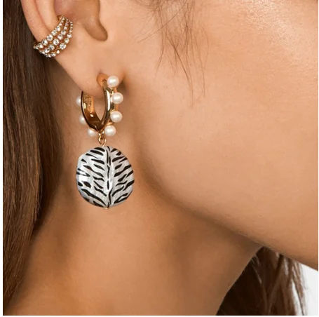 

Vintage Simulated Pearls Round Drop Earrings Women Elegant Black And White Pattern Large Resin Dangle Earrings Accessories E6474