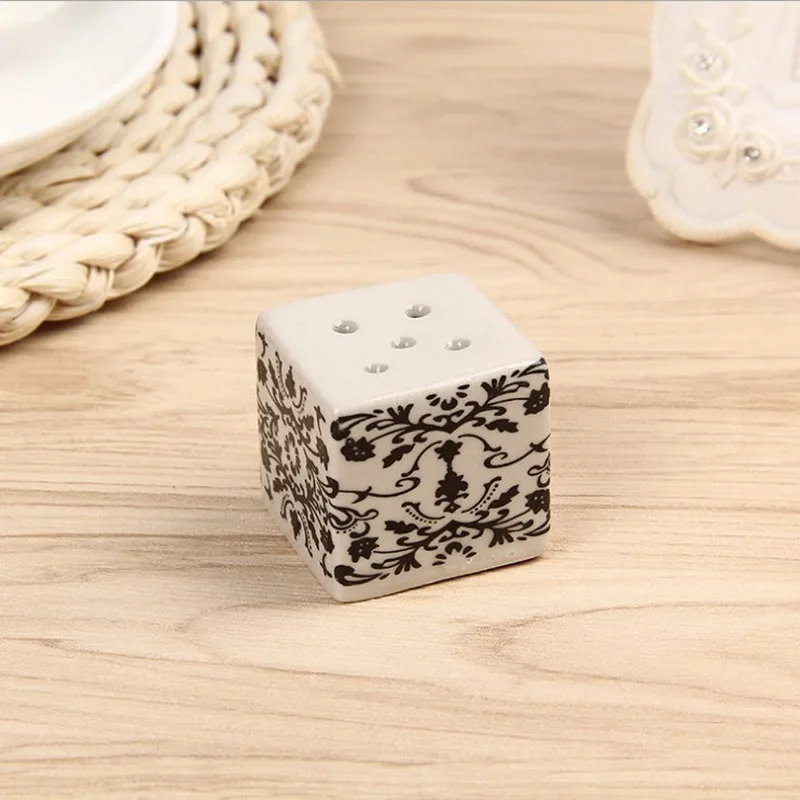 8sets/Lot)FREE SHIPPING+Ceramic Damask Design Wedding Kitchen Salt& Pepper Shakers Set Seasoning Pot Bridal Shower Favors