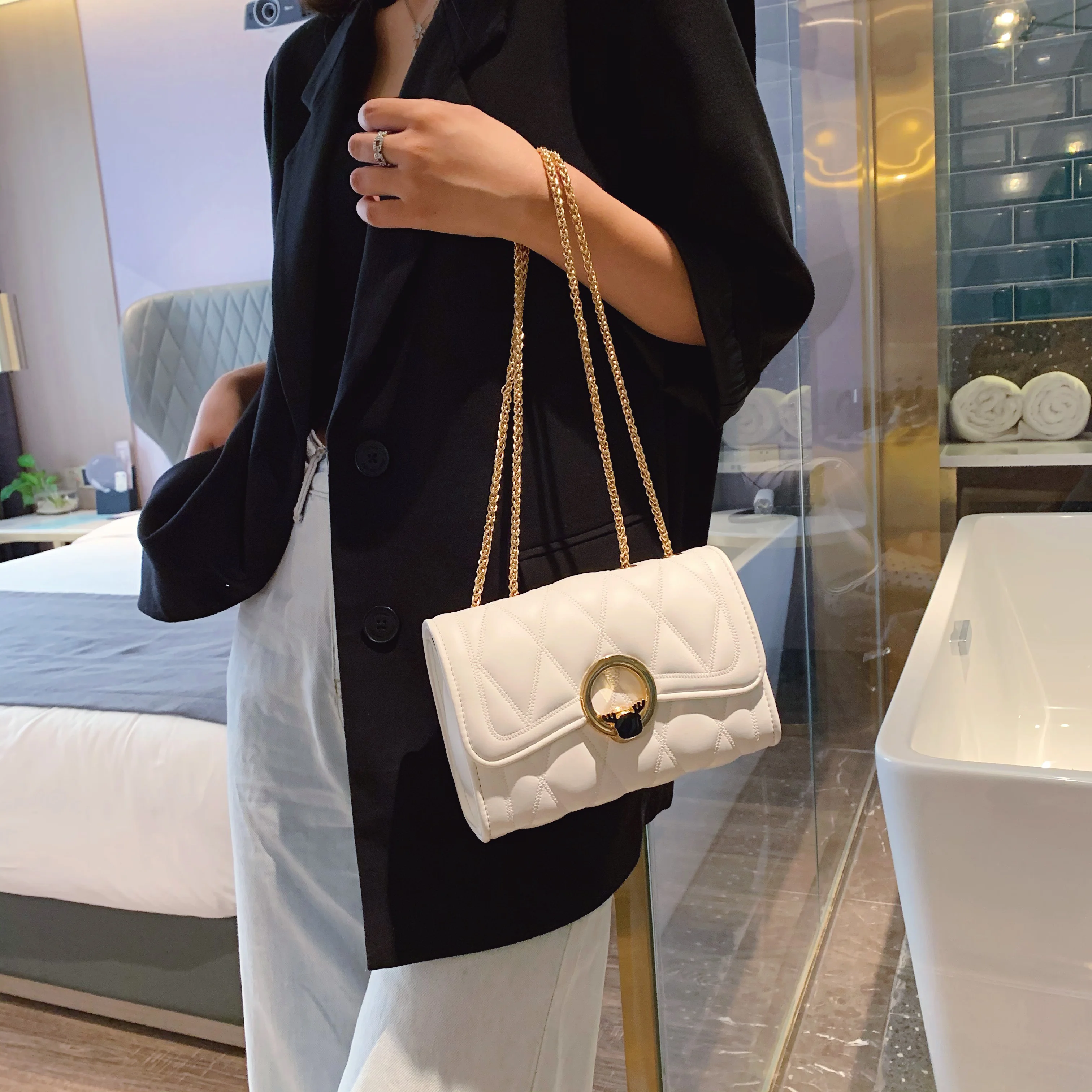 

2020 Brand New Women Bags Rectangle Shape Solid Color Cross Body Bag Flip Design Metal Chain Shoulder Massage Bag