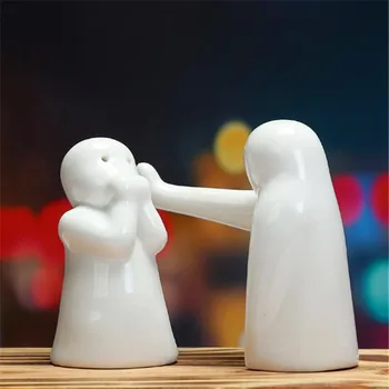 

2pcs/set WALK KNOW Spice Jar Ceramic Salt and Pepper Salt Shaker Lovely Couple Wedding Spice Holder spice container