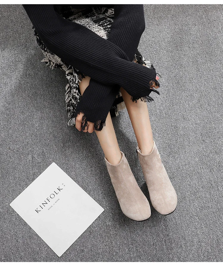 Женские ботинки; черные однотонные ботинки из флока с острым носком на высоком квадратном каблуке; женские ботильоны на молнии и резиновой подошве; короткие ботинки в стиле панк