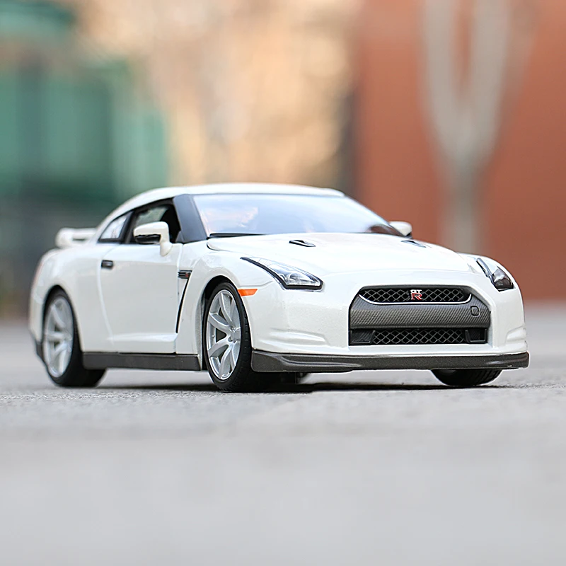 burago 1/18 2009年式 R35型 NISSAN GT-R シルバー 1⁄18 Diecast