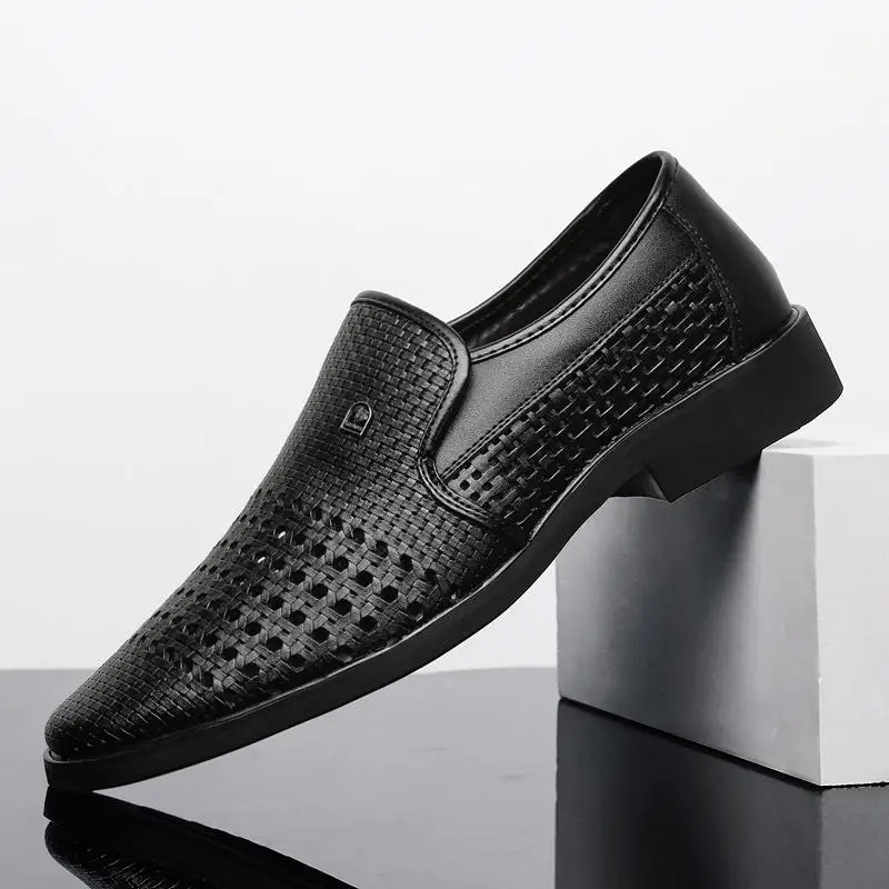 Черный Men's Leather Sandals Genuine Leather Soft Bottom Slip-On Shoes Hole Shoes Middle-Aged Hollow Weave Dad Shoes 47 48 - Цвет: Черный