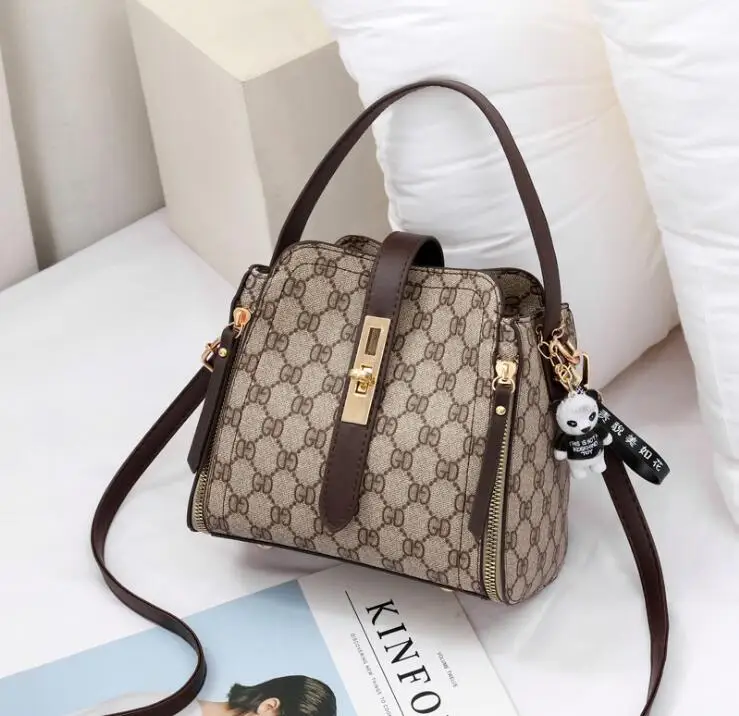 

A new European and American fashion printed shoulder bag is versatile with a cross-body bear bag