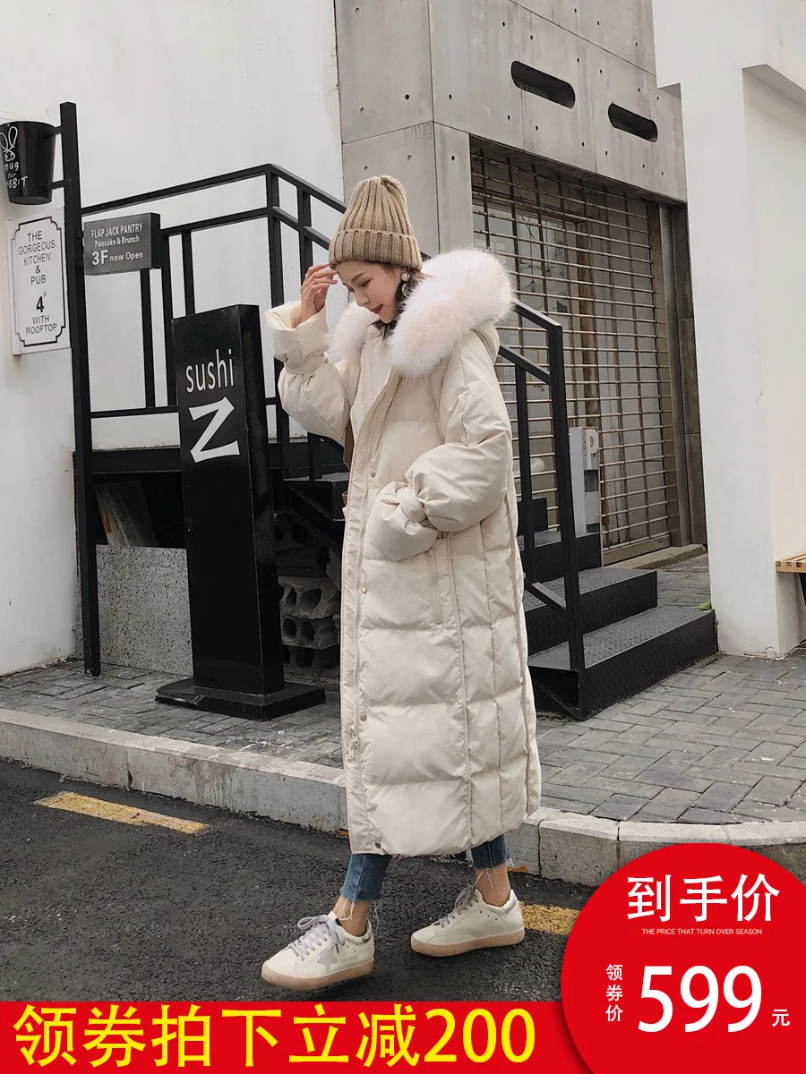 Осень и Новинка зимы Стиль Dongdaemun белый пуховик Для женщин средней длины Толстая записная книжка С ПЕРЕПЛЕТОМ с подходит большой меховой воротник Сапоги выше колена
