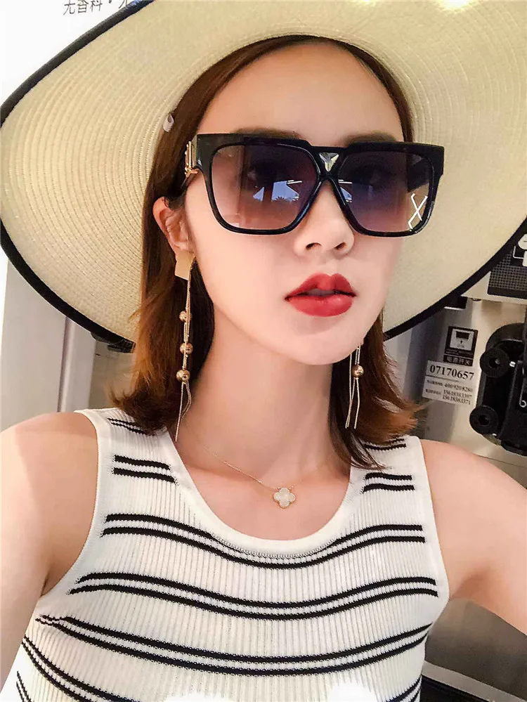 

Liser for women full frame fashion designer diamond sunglasses