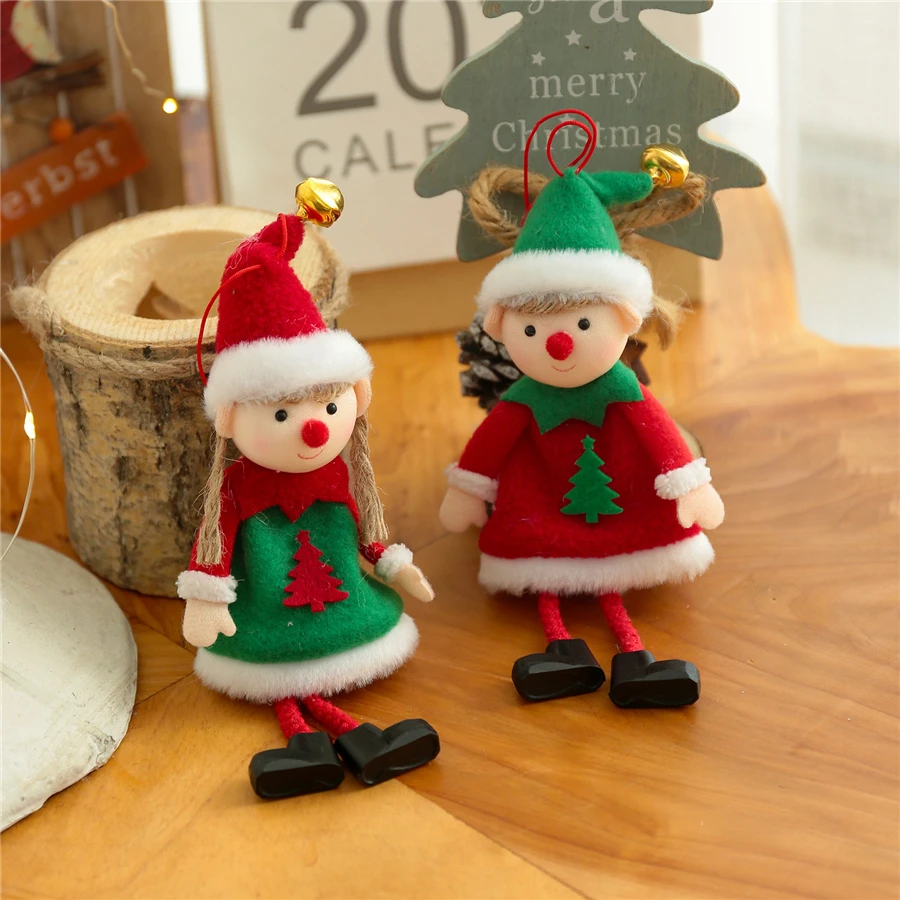 Une grande décoration de Noël, une poupée de Noël rétractable, une