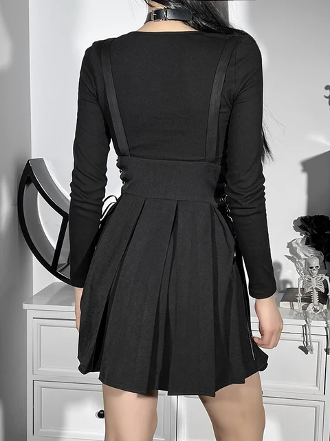 Black pleated skirt with buckle
