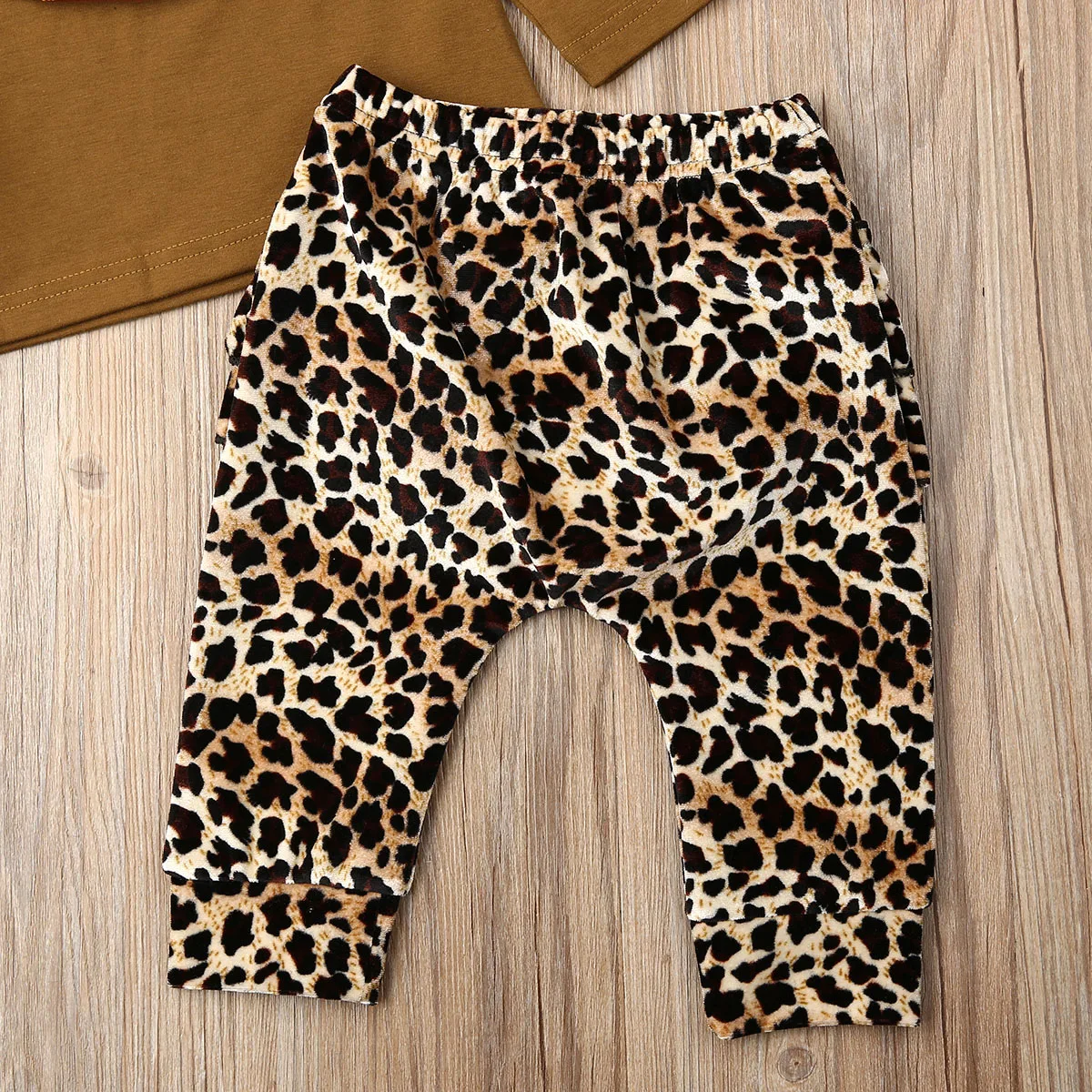Комплект одежды для новорожденных девочек, костюм весенние топы с длинными рукавами, круглым вырезом и рюшами, штаны с леопардовым принтом Милая одежда, комплект из 2 предметов