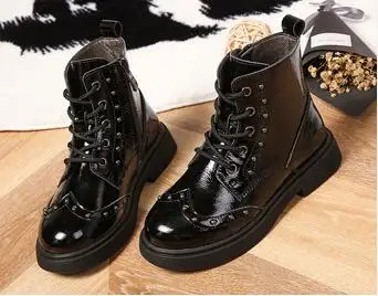 Black shiny shoes Детские Ботинки martin; коллекция года; сезон осень-зима; новые кожаные ботинки в Корейском стиле для девочек; модные кожаные ботинки с заклепками для мальчиков; зимние ботинки - Цвет: Black shiny shoes