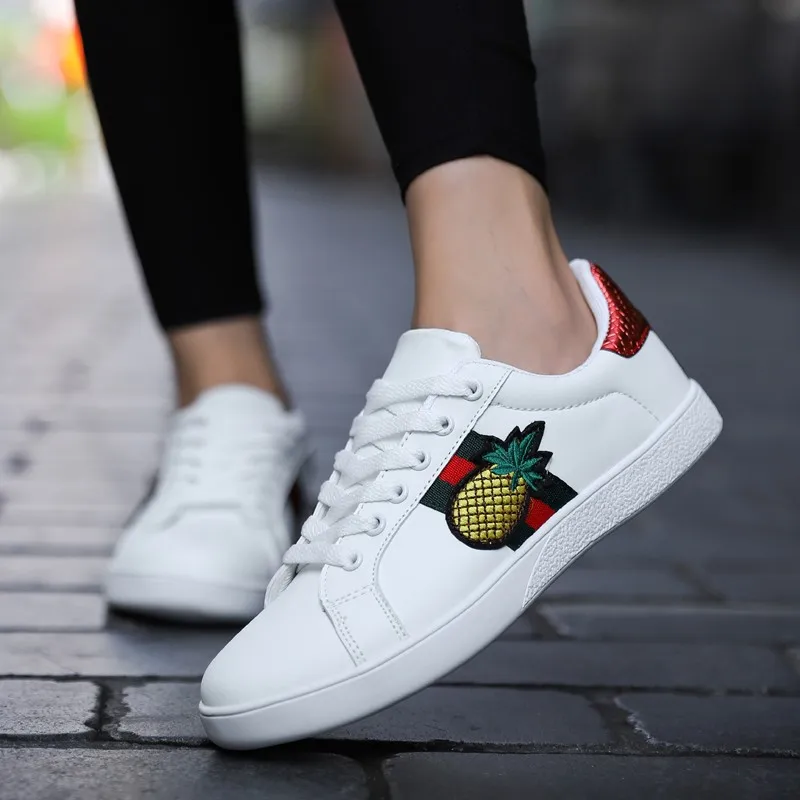 

Couple shoes 2019 spring Autumn new retro trend men and women casual shoes breathable bee white shoes Leather Male Sneakers