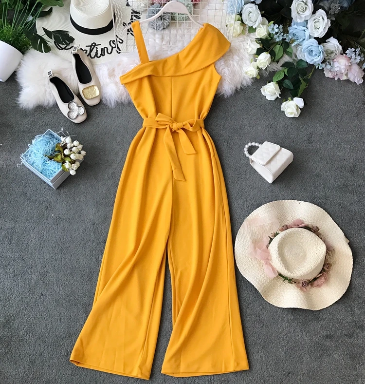 Комбинезон женский летний с открытыми плечами и диагональным воротником на