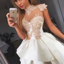 ТРАПЕЦИЕВИДНОЕ ПЛАТЬЕ ПРИНЦЕССЫ без рукавов с высокой горловиной и атласной аппликацией; короткие мини-платья