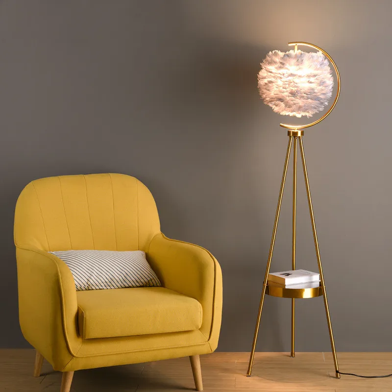Lâmpada de Mesa Assoalho para o Quarto Moderm Criativo Ouro Vertical Triângulo pé Pena Lâmpada Sala Estar Remoto Luz