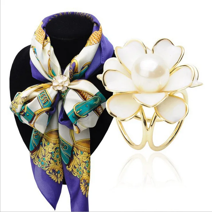 

Korean fashion simple black and white 2-color drop oil mountain Camellia pearl Three Ring scarf button