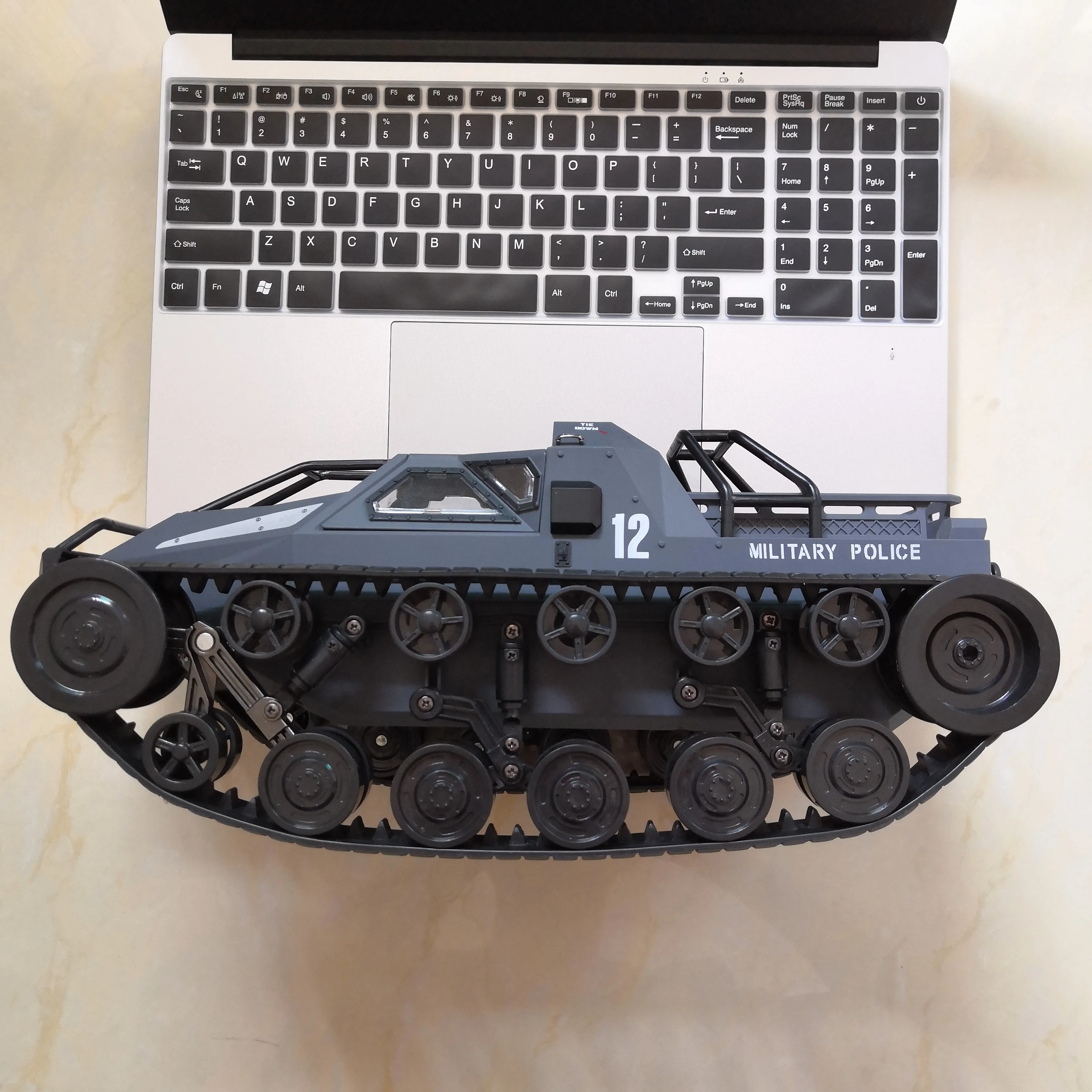 Радиоуправляемый автомобиль 4WD RC Танк 1:12 высокоскоростной Дрифтерный Танк 2,4G автомобиль с дистанционным управлением вращение на 360 ° грубая зуб пила радиоуправляемая гусеничная колесница Танк автомобиль