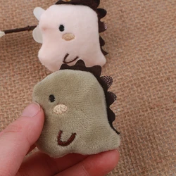 Broche de felpa de dibujos animados en 3D, accesorios de dinosaurio pequeño, decoración de muñecas, juguete de peluche, 2 piezas