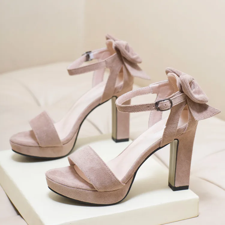 Женские босоножки с открытым носком черные из флока на платформе и квадратном