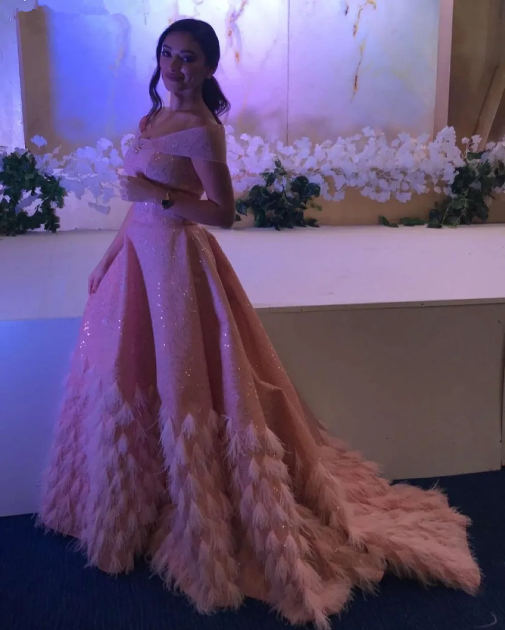 Bling Blush Roze Luxe Dubai Avondjurk 2019 Elegant Off Shoulder Arabische Feather Prom Dresses Lange Elegante Formele Partij Jurk Bling Blush Roze Luxe Dubai Avondjurk 2019 Elegant Off Shoulder Arabische Feather Prom Dresses Lange Elegante Formele Partij Jurk