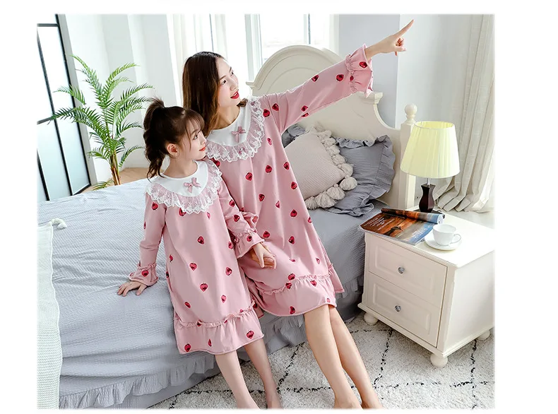 Ночная рубашка для девочек; розовая пижама для мамы и дочки; одинаковые рождественские пижамные комплекты для семьи; платье для мамы и дочки; Комплект «Мама и мини я»