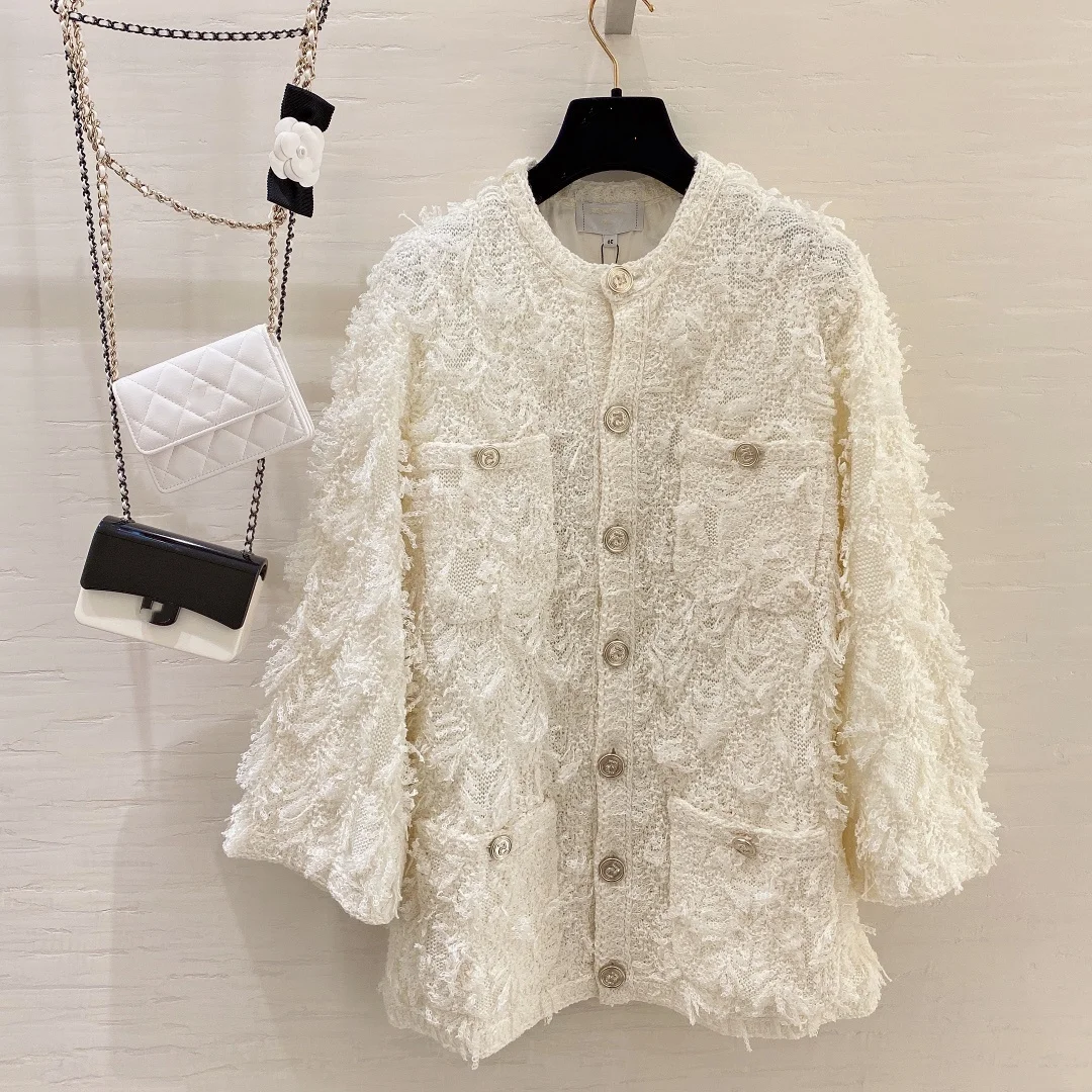 Женский вязаный кардиган с круглым вырезом кисточками |