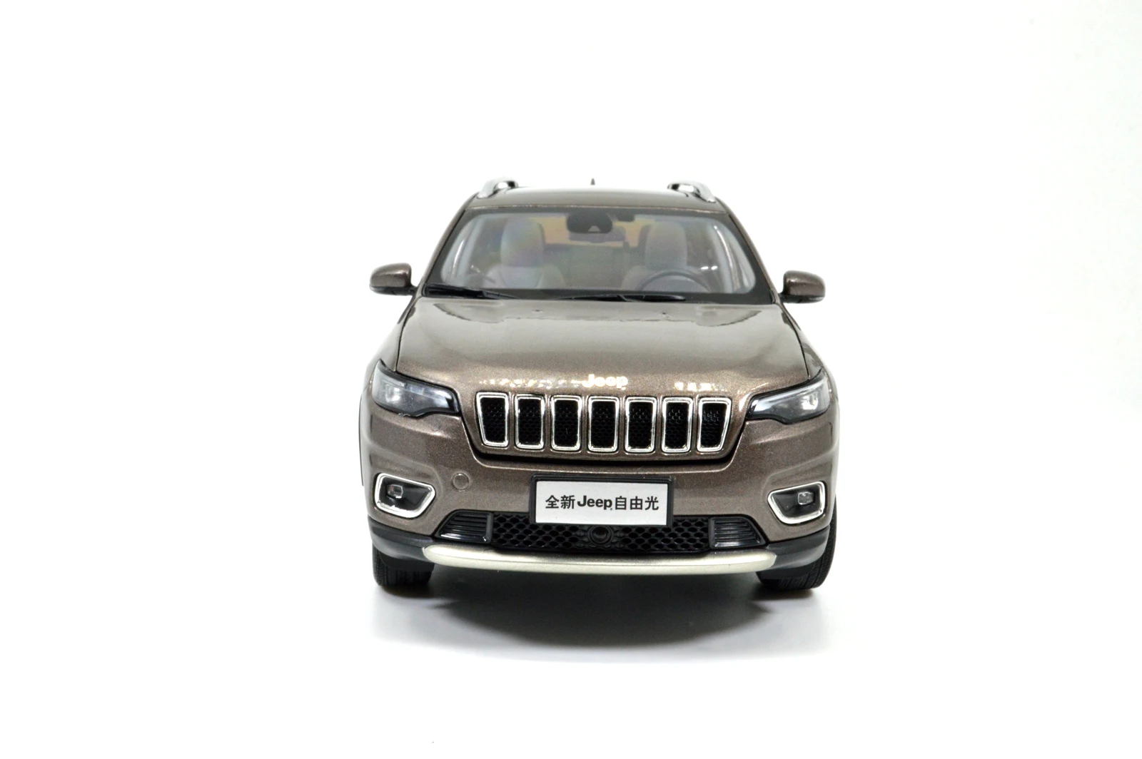 1/18 1:18 Новинка Cherokee коричневая литая модель автомобиля Игрушечная модель автомобиля открываются двери